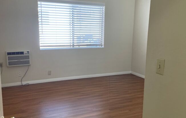 2 beds, 1 bath, 900 sqft, $2,300