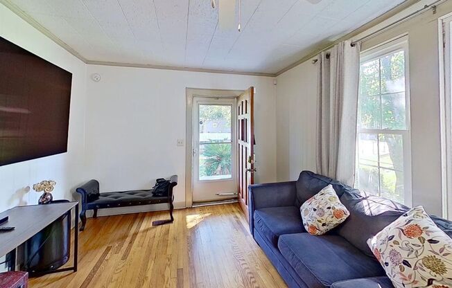 Renovated 3-Bedroom Home – Furnished or Unfurnished – Prime Location!