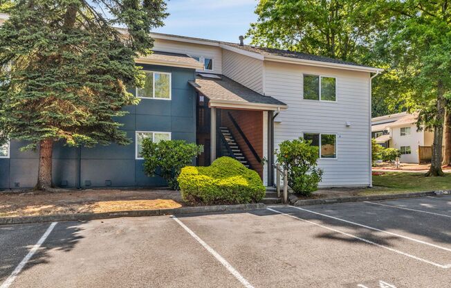 Large Remodeled 2bd, 1ba Condo Available in Totem Lake!