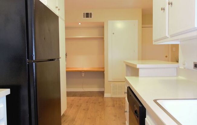 1 bed, 1 bath, $2,000, Unit C24