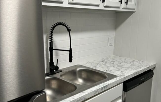 1 bed, 1 bath, 745 sqft, $1,175, Unit C4