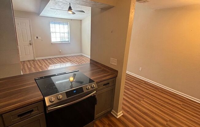 3 beds, 2 baths, $1,550, Unit APARTMENT C