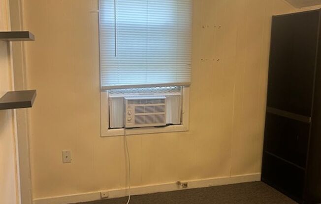 Cozy 2 Bedroom Home with Fenced Yard & Washer/Dryer – Ideal Rental Starter!
