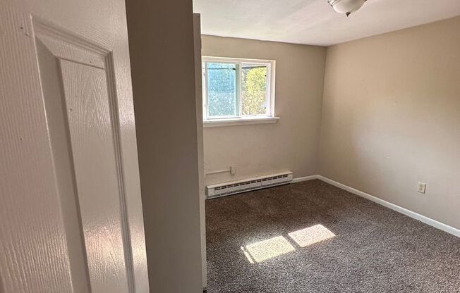 2 beds, 1 bath, $1,200, Unit 302