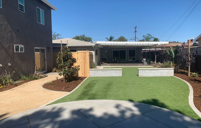 4BD/2BA, Great Yard!