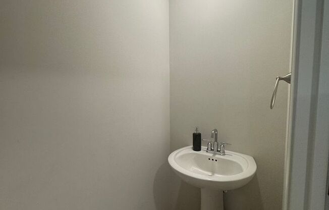 Statesville Rental: New 3BR Home w/ Pool Access & High-Speed Internet