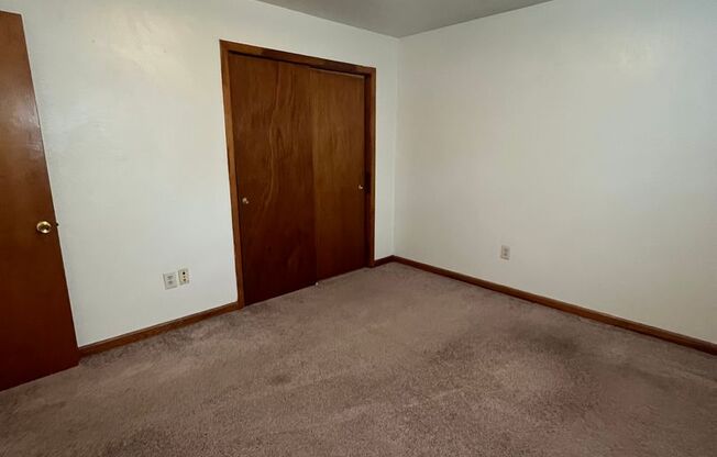 2 beds, 1 bath, 903 sqft, $1,170, Unit J-5