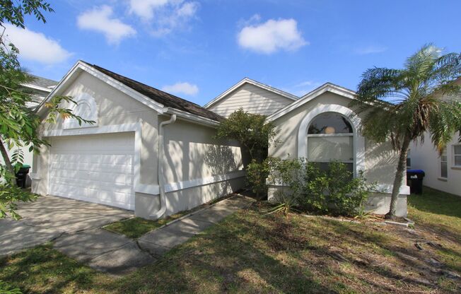 Great 3/2 Home Located close to Hunter's Creek and the Loop!!! PEFECT FOR ANY FAMILY!