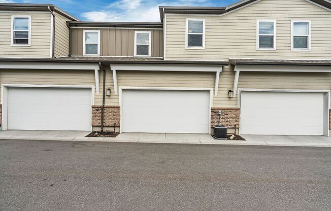 Farmington Townhouse 3 bedrooms 2.5 bathrooms 2, car