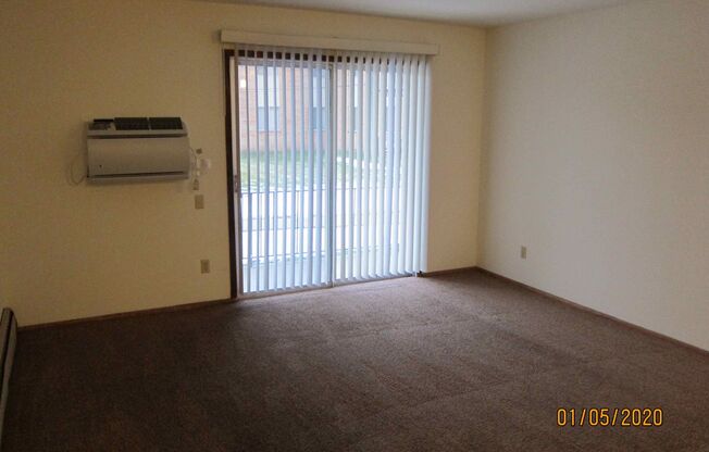 3 beds, 2 baths, $1,200, Unit 07