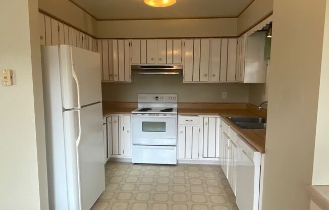 Great House in Campus West, Close to Everything!