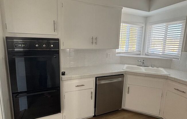 Charming 3 Bedroom 2 bath House in Torrance - with washer and dryer hookups and private patio !!!!!