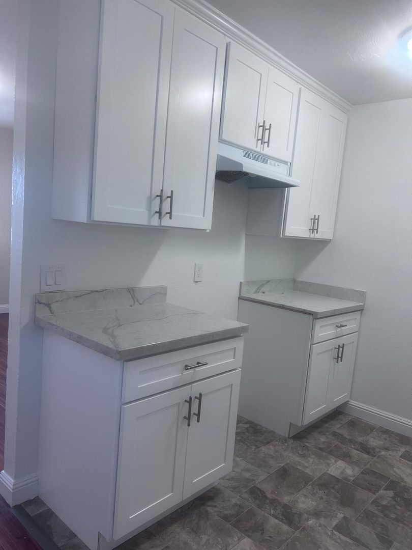 MG23 - 1102 Henderson Road