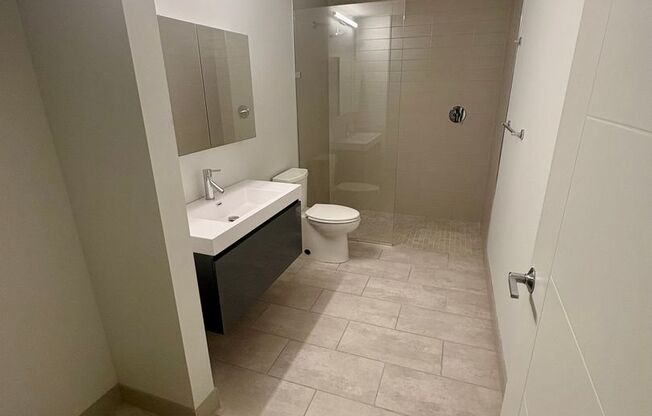 1 bed, 1 bath, 781 sqft, $2,565, Unit 323