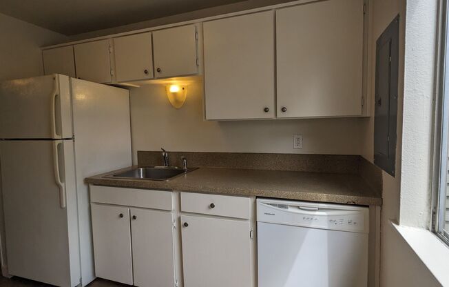 3 beds, 1.5 baths, 1,500 sqft, $1,893, Unit 2712-3