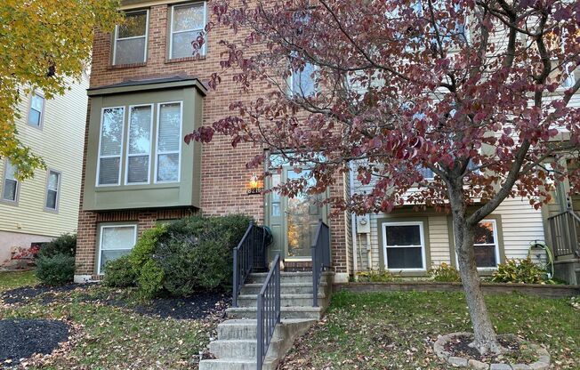 Spacious 2 Bedroom & Den EOG Townhome in Ellicott City!