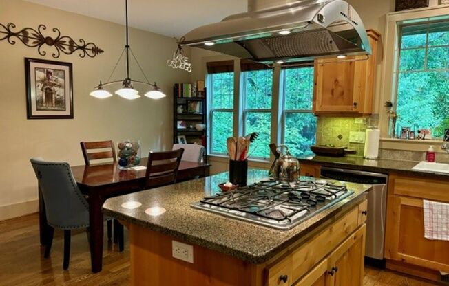 Beautiful Lake Oswego Newer Townhome Walking Distance to Zupans, Starbucks and Shops!