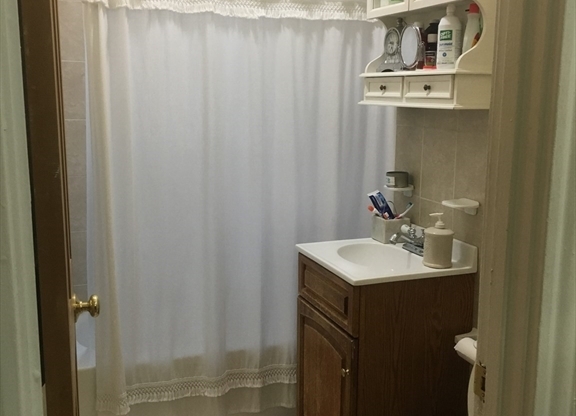 1 bed, 1 bath, 1,000 sqft, $2,200, Unit 18