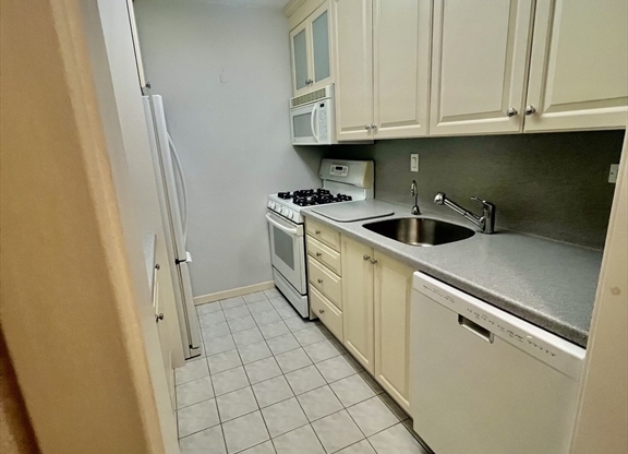 2 beds, 2 baths, 1,315 sqft, $4,300, Unit 14N