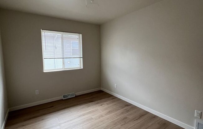 2 beds, 1 bath, 800 sqft, $950, Unit Unit 7