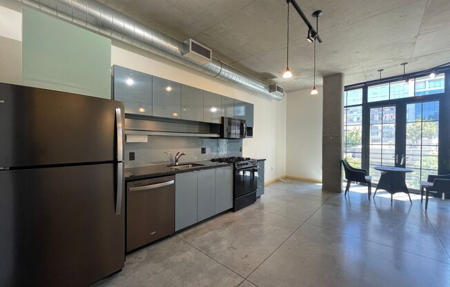 Industrial Highrise Available in the Streetcar Lofts Located in the Pearl!! Gym Facility Available & Washer/Dryer in Unit!