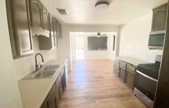**232 Woodham Ave Barstow** Beautiful Spacious 3 bedroom 2 bath