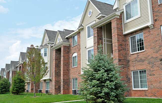 Apartment Building Exterior at LakePointe Apartments, Batavia, 45103