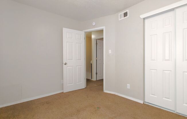 2 beds, 1 bath, 905 sqft, $995, Unit 5500-B