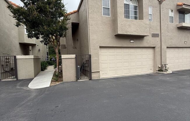 3 bed, 2 1/2 bath Townhome located in Chatsworth