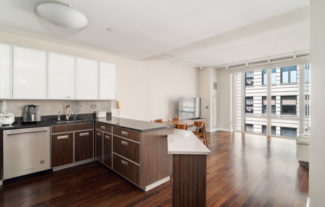 130 W 19 ST