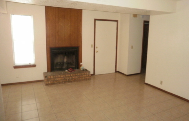 2 beds, 1 bath, 975 sqft, $895, Unit C