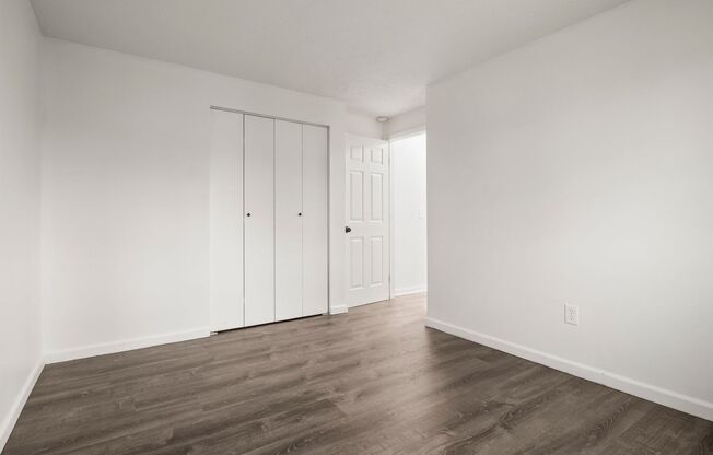 2 beds, 1 bath, $1,300, Unit 23