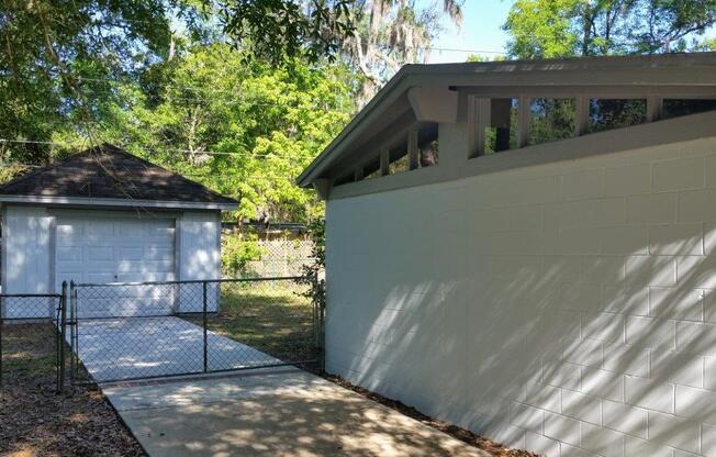 4 Bedroom, 2-1/2 Bath Home in Golf Club Manor, Close to Everything!