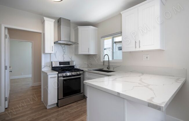 *2 WEEKS FREE!* Remodeled 4BR Home with 6 Parking Spaces in South Park!