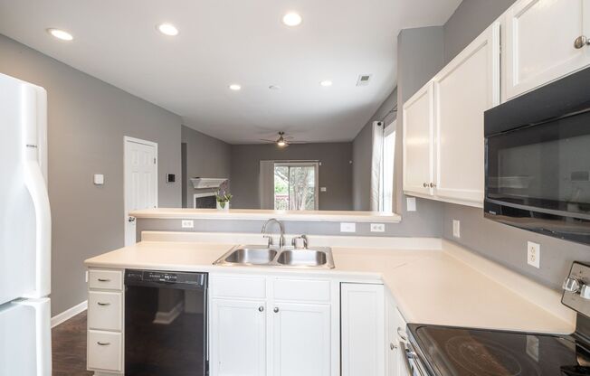 Fantastic 2 Bedroom, 1.5 Bath Townhome in the Hedingham, N Raleigh - Pet Friendly!