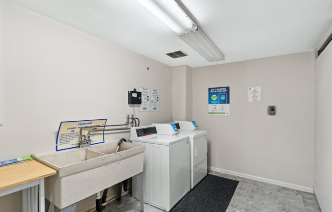 Laundry Room |  Apartments for Rent in Woodridge, Illinois | The Townhomes at Highcrest