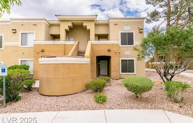 GORGEOUS 2 BEDROOMS UNIT*UPGRADED*TONS OF COMMUNITY AMENITIES*GATE COMMUNITY*