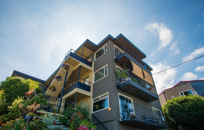 3655 13 AVE W