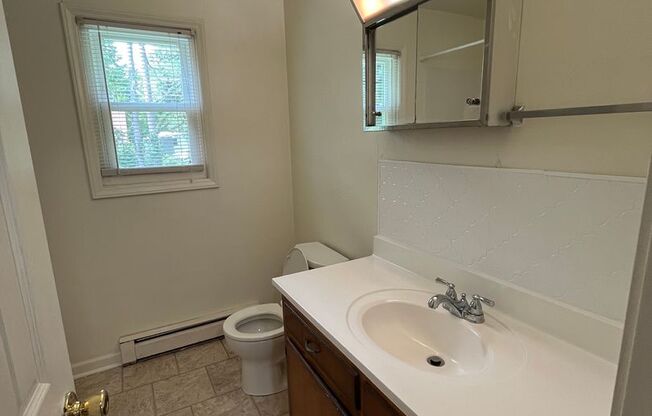 2 beds, 1 bath, 903 sqft, $1,170, Unit J-7