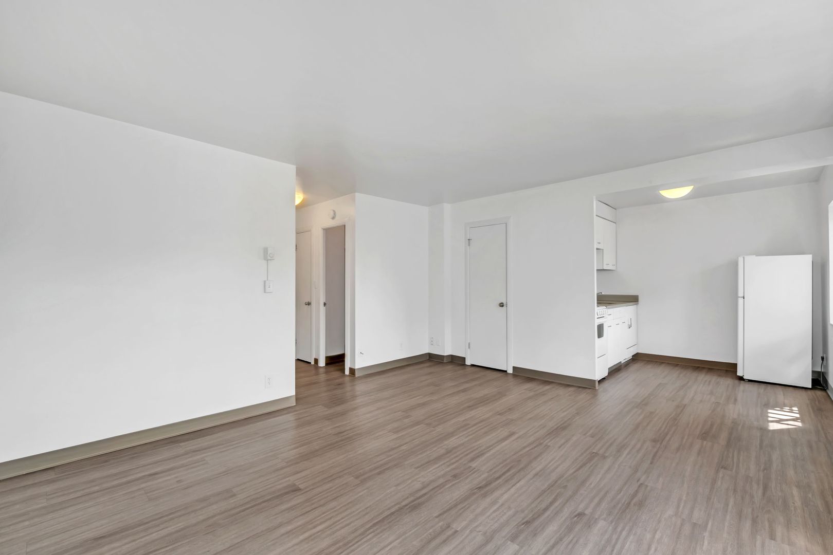 **1 MONTH FREE RENT!** On Select Units ** Centrally Located Studio & 1bdrm Apartments w/ Sweeping Views
