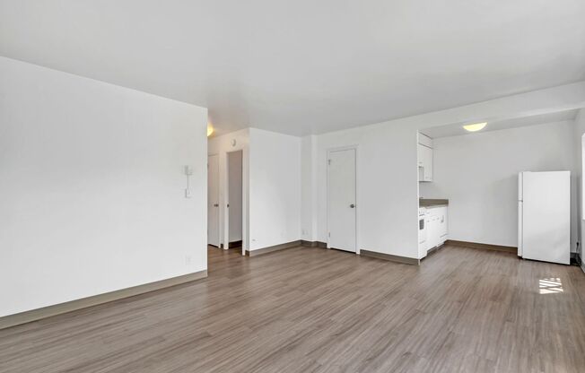 **1 MONTH FREE RENT!** On Select Units ** Centrally Located Studio & 1bdrm Apartments w/ Sweeping Views