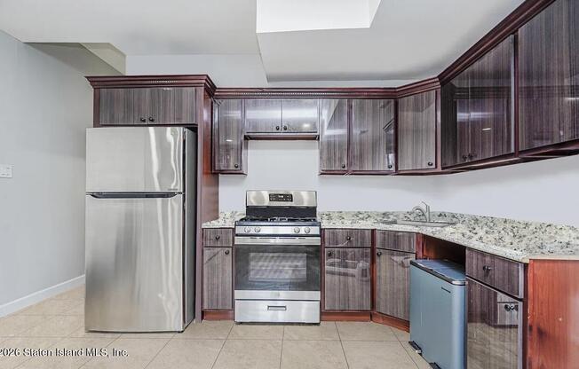 5 B LUDWIG LN