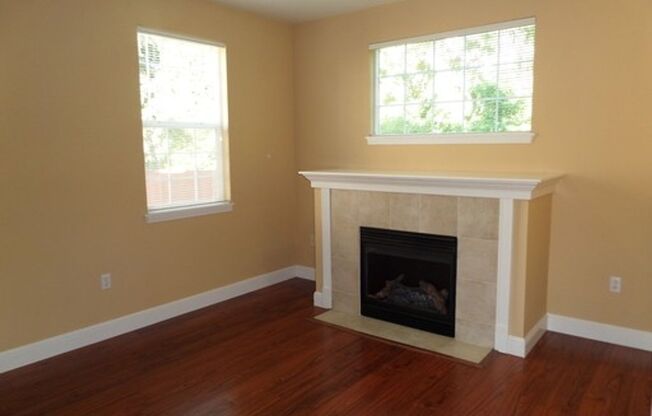 AMAZING  3-Bedroom Townhome w/HUGE 3-Car Attached Garage FOR RENT!!