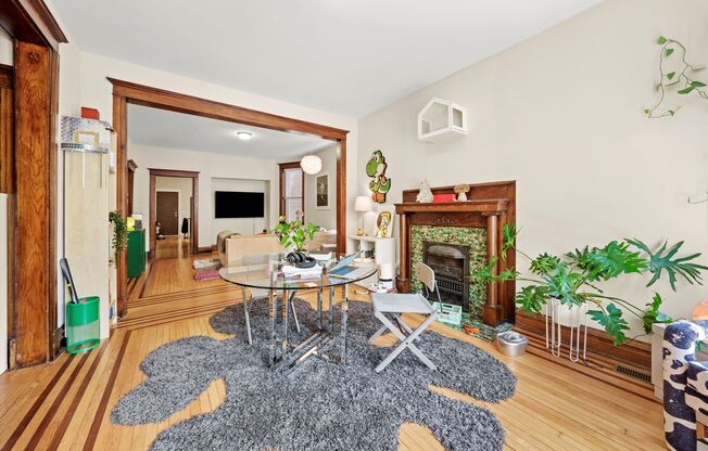 3106 W Fullerton Ave