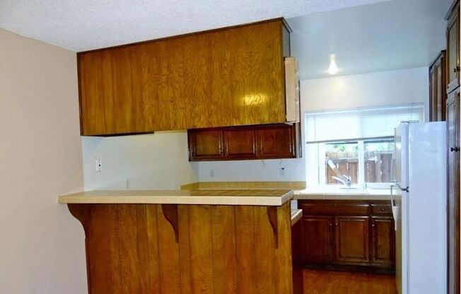 3 BR Townhouse Located on UCSD Bus Line w/ Spacious Bedrooms!