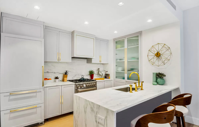 310 W 113 ST