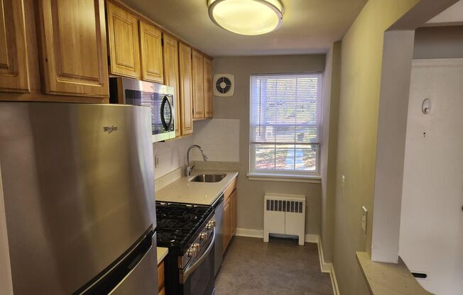 2 beds, 1 bath, 897 sqft, $2,235, Unit B-05