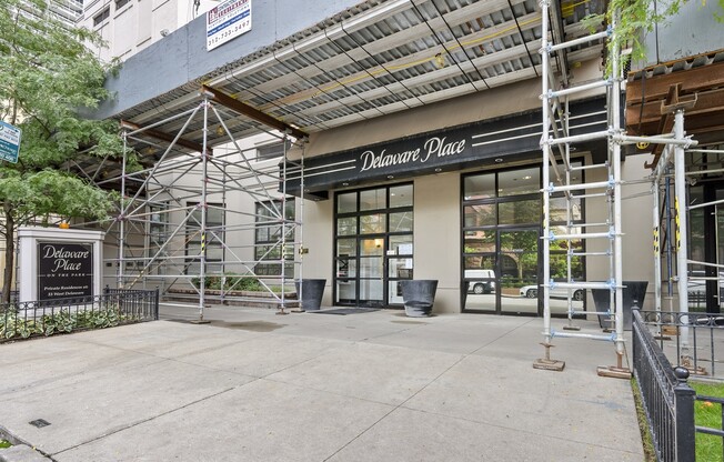 33 W Delaware Pl