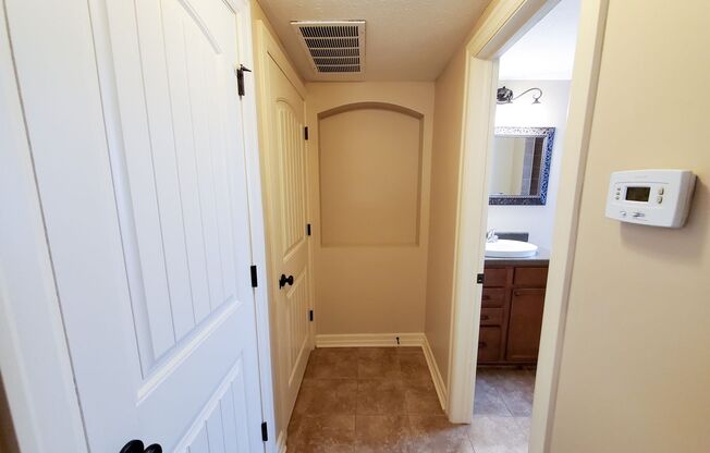 1 bed, 1 bath, 650 sqft, $1,050, Unit 601 - Unit 203 A700