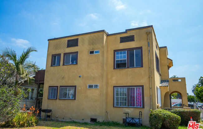 1353 W 49 ST